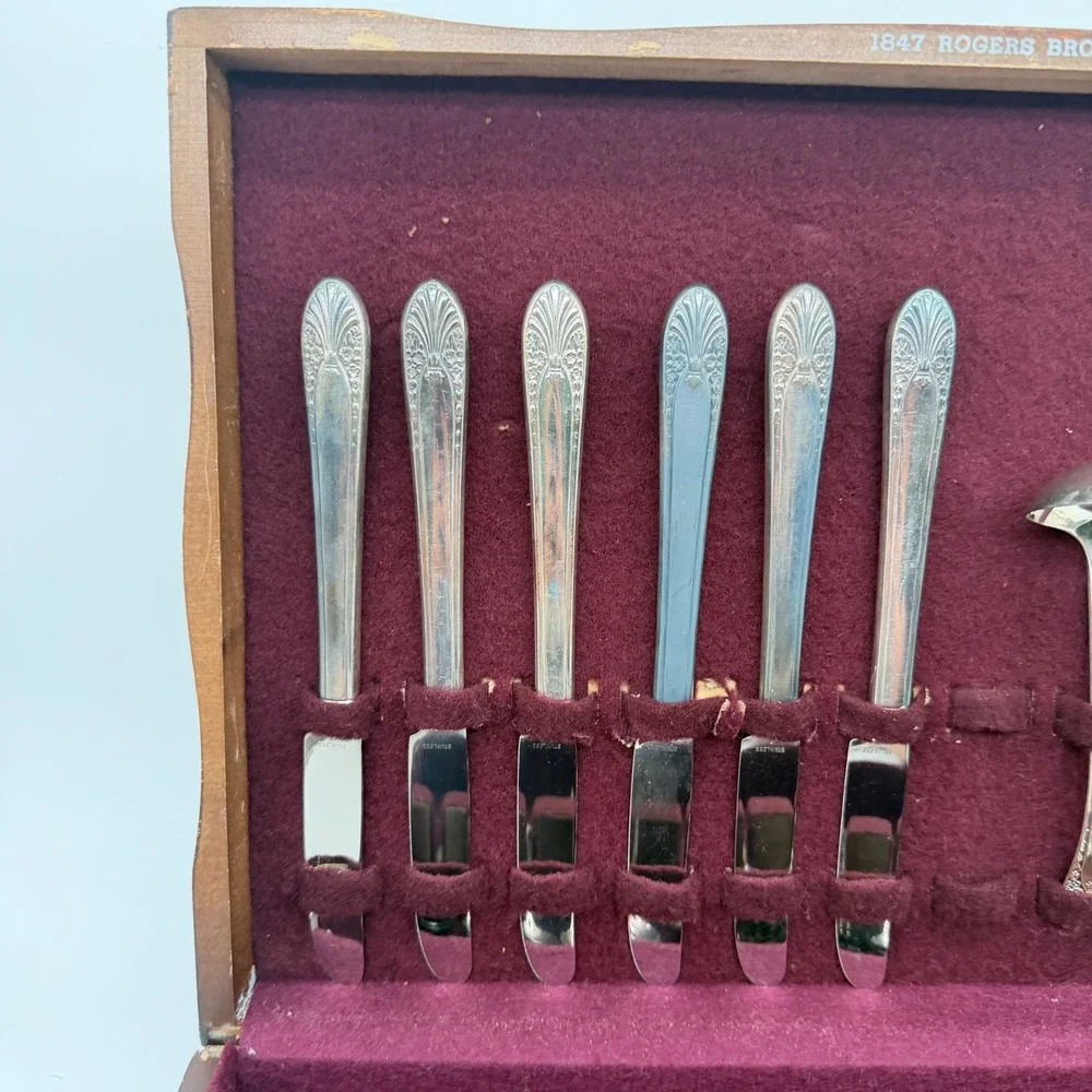 1847 Rogers Bros Adoration Silver Plate Flatware Set 50 Piece with Wood Case